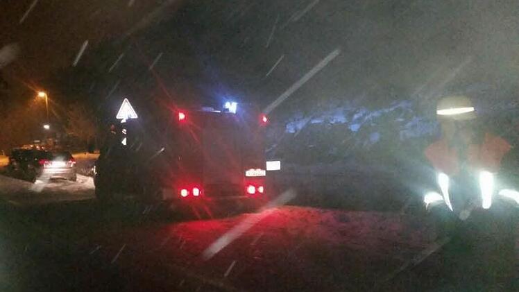 Auf den Zufahrtsstraßen zum Lichterfest in Obertrubach ist es (unser Bild ist von 2016) dunkel und unübersichtlich. Die Feuerwehren versuchen deshalb, das Parken auf eine Seite zu beschränken und die Autofahrer zum Abbremsen zu bewegen.  Foto: FFW Wolfsberg