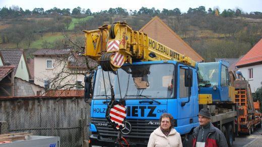 Waltrud und Alfred Diez beim Abbau der Büttnerei im November 2012. Foto: Norbert Schmitt/Archiv
