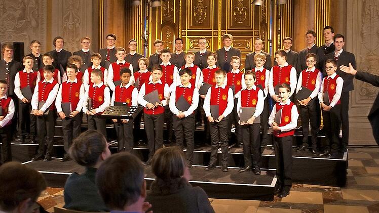 Die Augsburger Domsingknaben mit ihrem Domkapellmeister Reinhard Kammler Foto: PR
