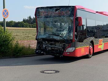 Der Busfahrer konnte nicht mehr rechtzeitig bremsen. Foto: Stefan Puchner/ dpa