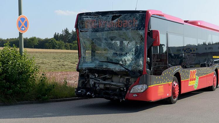 Der Busfahrer konnte nicht mehr rechtzeitig bremsen. Foto: Stefan Puchner/ dpa