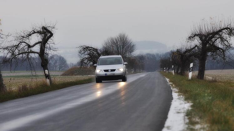 Im Landkreis Kronach kam es am Mittwochmorgen zu einem schweren Verkehrsunfall auf einer glatten Straße. Symbolbild: Harald Koch