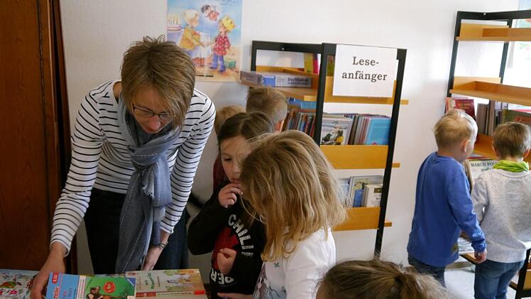 Ein großes Angebot an Büchern für das erste Lesealter stand den Erstklässlern zur Auswahl     zur Verfügung. Mit auf dem Bild: Klassenlehrerin Carolin Karner. Foto: Oswald Türbl