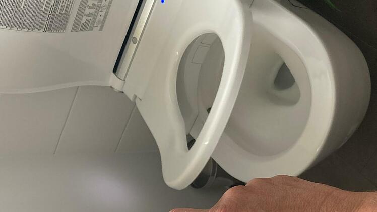 Die Toilette wird über eine Fernbedienung gesteuert.
