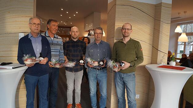 Das Bild zeigt (von links) Artur Zoll, Hartmut Breunig, Matthias Schmitt, Erich Lehenbauer und Rainer V&ouml;lkl.