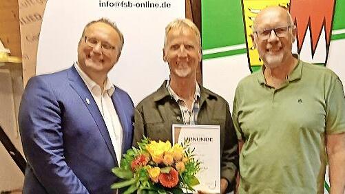 Unser Ehrungsbild zeigt von links: Carsten Ahlers (Gruppenvorsitzender), den Jubilar Lothar Jörger sowie Georg Schmitt (1. Vorsitzender).