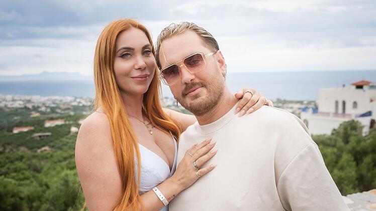 Tara und Dennis sind seit Anfang 2025 ein Paar und leben gemeinsam in Wien.