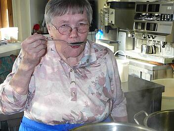 Rosa Spindler in ihrem Element und wie sie jeder kennt - in der Küche an Topf und Herd. Hier beim Abschmecken der Tagessuppe. Foto: Klaus-Peter Wulf