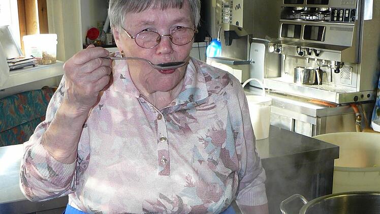 Rosa Spindler in ihrem Element und wie sie jeder kennt - in der Küche an Topf und Herd. Hier beim Abschmecken der Tagessuppe. Foto: Klaus-Peter Wulf