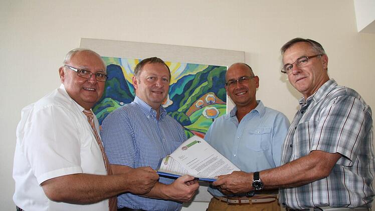 Der Eltingshäuser Ortsreferent Gerhard Fischer (von rechts) und der Sprecher der Bürgerinitiative, Andreas Kukuk, überreichten gestern im Landratsmat 548 Unterschriften an Landrat Thomas Bold und den Oerlenbacher Bürgermeister Siegfried Erhard. Foto: Ralf Ruppert
