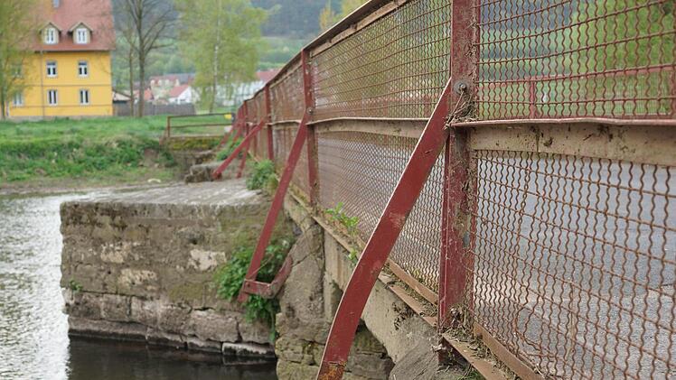 Das Geländer der Westheimer Brücke kann bei Hochwasser umgeklappt werden. Foto: Arkadius Guzy