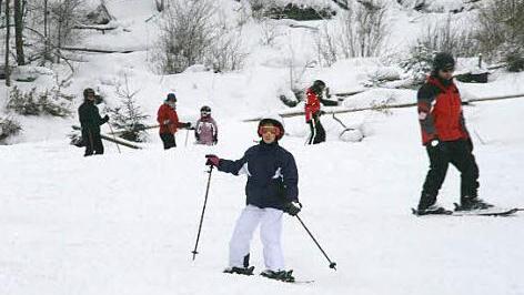 Ein Bild aus einem schneereichen Winter, das Skifahrer am Hang bei Zultenberg zeigt.  Foto: Archiv/Alexander Hartmann