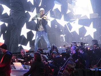 Nachdem Piano-Prinzessin Valentina Babor das Publikum mit drei Liedern aufgewärmt hatte, übernahm Star-Geiger David Garrett die Bühne. Fotos: Josef Hofbauer/Michael Memmel