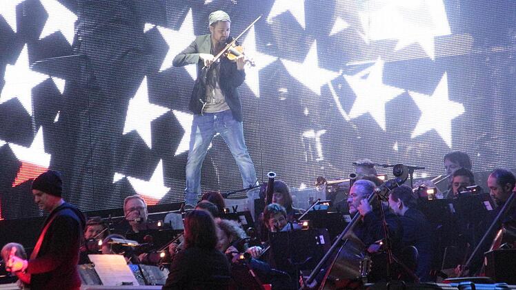 Nachdem Piano-Prinzessin Valentina Babor das Publikum mit drei Liedern aufgewärmt hatte, übernahm Star-Geiger David Garrett die Bühne. Fotos: Josef Hofbauer/Michael Memmel