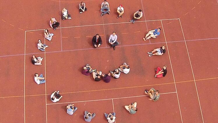 Dank Quadrocopter wird aus 24 Schülern und zwei Lehrern ein überdimensionaler Smiley. Foto: privat