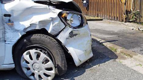 Die Front des Autos wurde stark in Mitleidenschaft gezogen. Der Zaun wurde an der Unfallstelle zerschmettert.