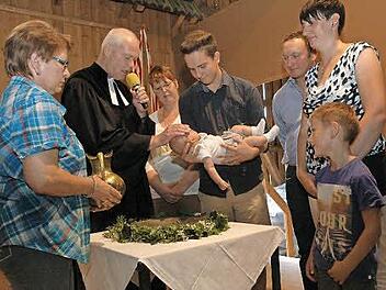Nicht alltäglich: Im Rahmen des Gemeindefestes der evangelischen Kirchengemeinde wurde der kleine Linus getauft. Von links: Gabi Kaiser, Andreas Sauer, Yvonne Hofmann, Linus Knoch, Niklas Trimborn, Thomas und Katharina Knoch sowie Elias Knoch. Foto: Edwin Meißinger