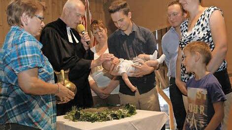 Nicht alltäglich: Im Rahmen des Gemeindefestes der evangelischen Kirchengemeinde wurde der kleine Linus getauft. Von links: Gabi Kaiser, Andreas Sauer, Yvonne Hofmann, Linus Knoch, Niklas Trimborn, Thomas und Katharina Knoch sowie Elias Knoch. Foto: Edwin Meißinger