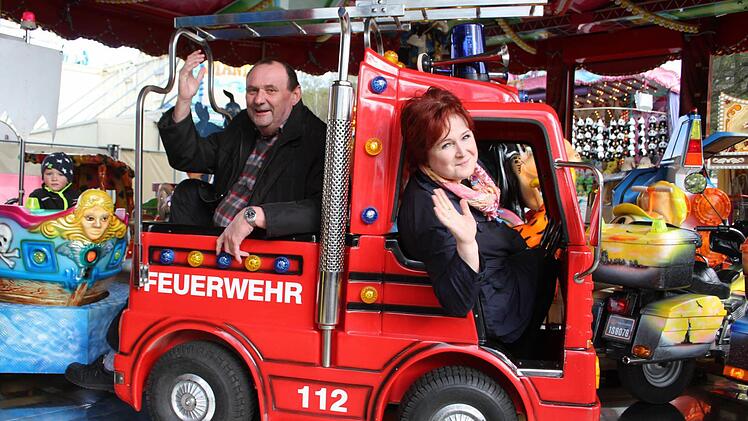 Ganz schön eng: Christina Flauder kutschiert ihren Stadtratskollegen und Feuerwehr-Häuptling Benno Pieger umher. Foto: S onja Adam