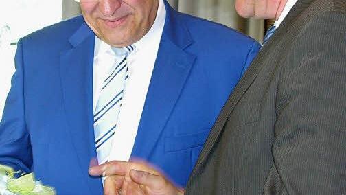 Bürgermeister Michael Keilich übergibt Innenminister Joachim Herrmann eine Erinnerung an den Einweihungstag in Sonnefeld. Foto: Klaus Oelzner