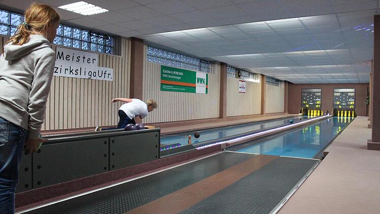 Auf insgesamt vier Bahnen rollen die Kugeln beim SKV Bad Brückenau. Die Frauen sind als Regionalligist das Aushängeschild, und zwar landkreisweit. Foto: Sebastian Schmitt