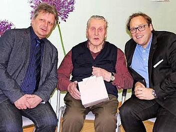 Karl Stritzl (Bildmitte) feierte seinen 90. Geburtstag, es gratulierten unter anderem stellvertretender Landrat Christian Pech (rechts) und Gremsdorfs Bürgermeister Norbert Walter. Foto: Johanna Blum