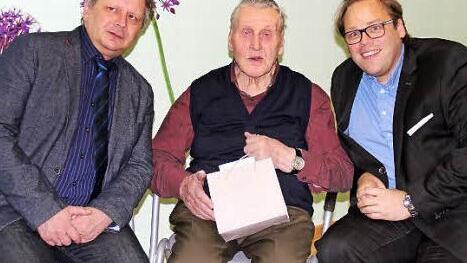 Karl Stritzl (Bildmitte) feierte seinen 90. Geburtstag, es gratulierten unter anderem stellvertretender Landrat Christian Pech (rechts) und Gremsdorfs Bürgermeister Norbert Walter. Foto: Johanna Blum