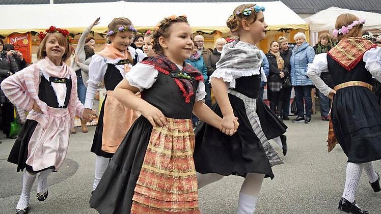 Die Trachtentanzgruppe der Volksschule Wildenheid-Haarbrücken tritt zum ersten Mal mit der "Sternpolka" auf. Fotos: Daniela Pondelicek