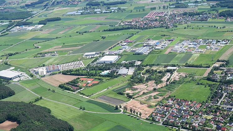 Das Gewerbegebiet Aischpark (Mitte) Ende Mai dieses Jahres - hier ein Blick aus Norden Richtung Gremsdorf (oben).  Foto: Klaus Strienz