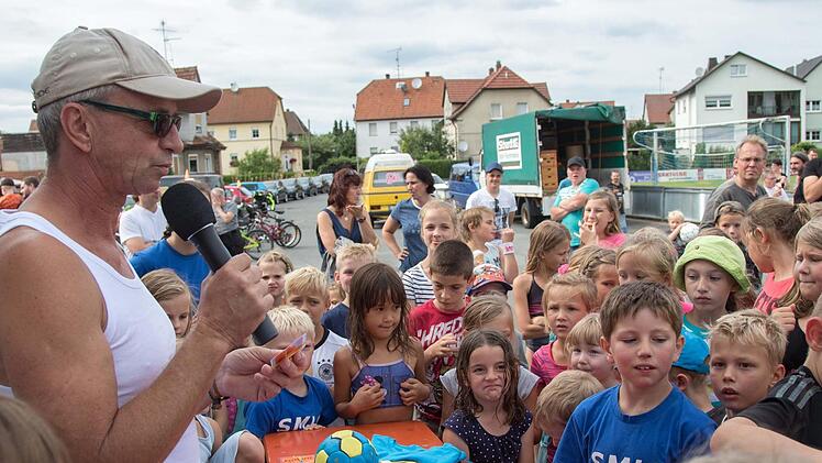 "Hoffentlich ist für mich was dabei" dachten wohl viele Kinder bei der großen Verlosung. Foto: Klaus Gagel