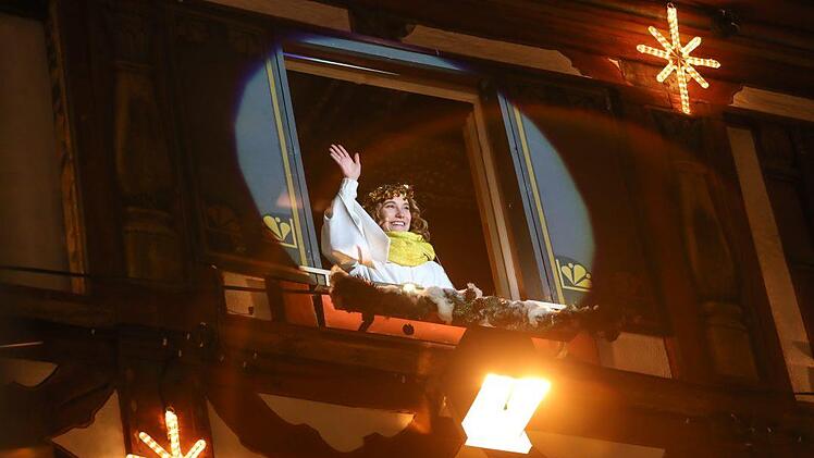 Weihnachtsengel Luise winkt aus dem ersten T&uuml;rchen des sch&ouml;nsten Adventskalenders der Welt.Foto: Barbara Herbst