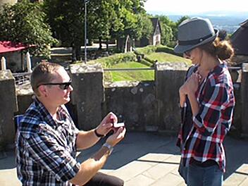 Shane Patterson aus den USA, der ein Semester an der Otto-Friedrich-Universität in Bamberg deutsche Sprache, Literatur und Kultur studierte, bat seine Freundin Michelle Hartzell auf der Altenburg in Bamberg um ihre Hand.  Fotos: Ulrike Langer