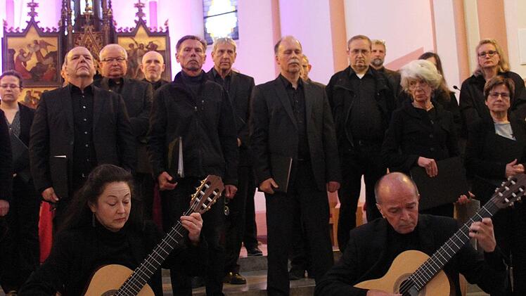 Chor und Gitarristen. Foto: Sonny Adam