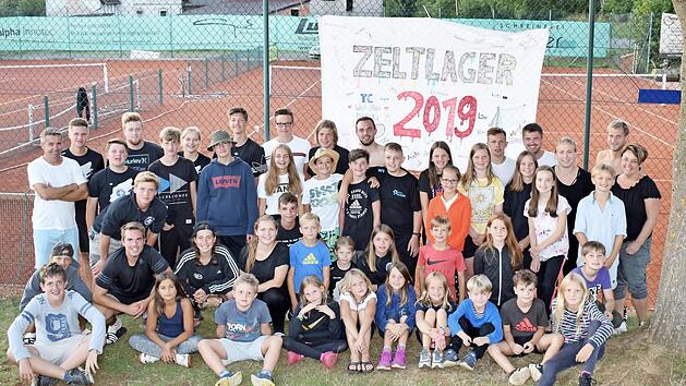 Die Teilnehmer des Zeltlagers des TC Wei&szlig;-Blau Thurnau mit Trainer Oli Hanus (links) Foto: privat