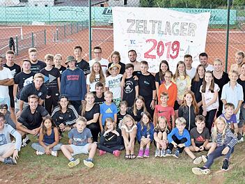 Die Teilnehmer des Zeltlagers des TC Weiß-Blau Thurnau mit Trainer Oli Hanus (links) Foto: privat