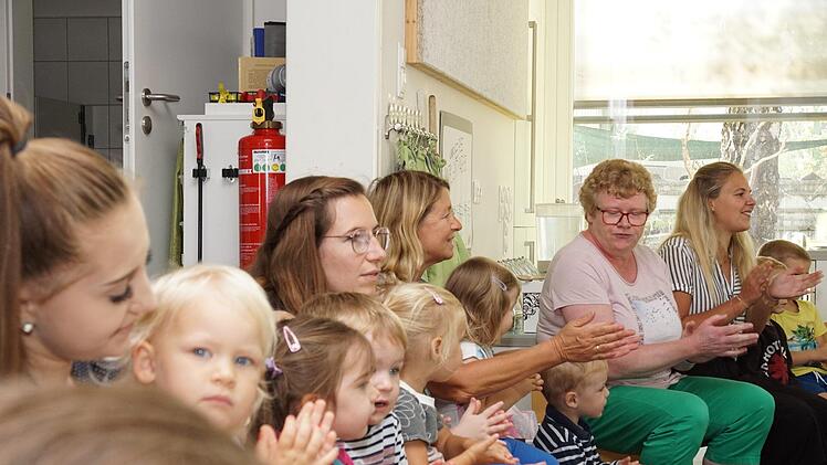 Bereits vor einigen Wochen haben die Kindergartenkinder Heidi Krämer (Zweite von rechts) verabschiedet. Sie arbeitete zwei Tage in der Woche im hauswirtschaftlichen Bereich des Kindergartens mit, jetzt ist sie wieder ganz in der Lebenshilfe-Werkstatt. Foto: Arkadius Guzy