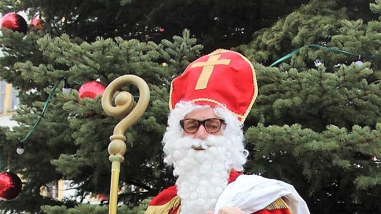 Bischof Nikolaus alias Bernhard Scherer ist  - trotz Corona - ganz nah bei den Menschen.  Zumindest mit seinem Herzen. Diana Fuchs