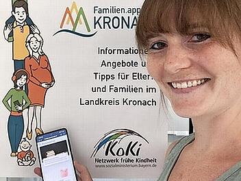Franziska Neumann zeigt die Familien-App.