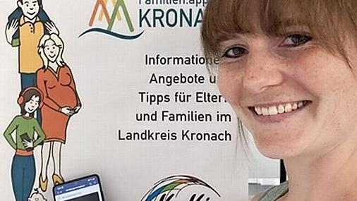 Franziska Neumann zeigt die Familien-App.