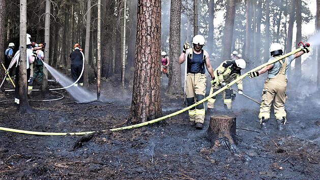 Ein Riesenaufgebot an Feuerwehren war bei einem Waldbrand zwischen Weidhausen und Neuensorg im Einsatz, wobei jeder half, wie er nur konnte.