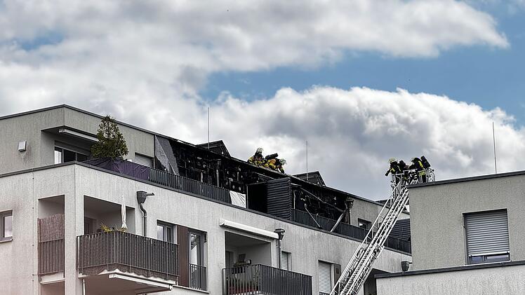 Wohnungsbrand verursacht Rauchwolke &uuml;ber F&uuml;rth: Feuerwehr r&uuml;ckt  mit zwei Drehleitern an