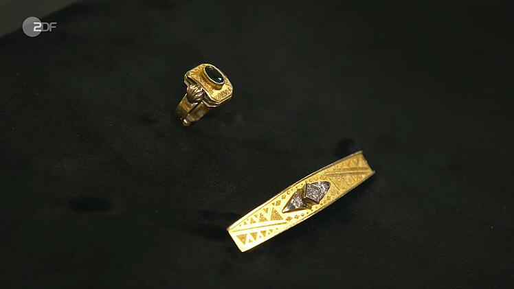 Patrick Lessmann datierte den Ring mit Turmalin in den 1930er Jahren, die Brosche mit Brillanten in den 1960er Jahren. Beide Schmuckstücke waren aus 585er Gold und mit Granulationstechnik verziert. Gewünscht wurden 800 bis 1.000 Euro. Lessmann schätzte 850 bis 900 Euro. Und Daniel Meyer zahlte auch 900 Euro.