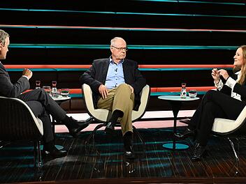 Linken-Politikerin Janine Wissler lieferte sich mit Markus Lanz (links) und Peer Steinbrück eine Schlagabtausch zu den Themen Sozialstaat und Zuwanderung.