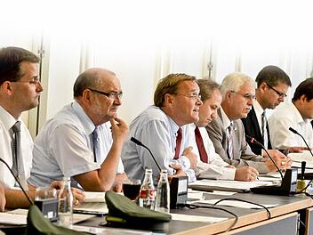 Die Kosten für die Rathaus-Mitarbeiter steigen  2012 erstmals auf 62 Millionen Euro.  Unser Bild zeigt OB Starke im Kreise  der  Referenten und Abteilungsleiter.