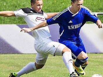 In der Vorwärtsbewegung grätscht der Redwitzer Patrick Schuberth (links) dem Frohnlacher Kevin Hartmann den Ball weg. Heute Abend müssen die Gastgeber gegen Stadeln eine ähnlich engagierte Leistung zeigen, um zu Hause ungeschlagen zu bleiben.  Foto: Heinrich Weiß