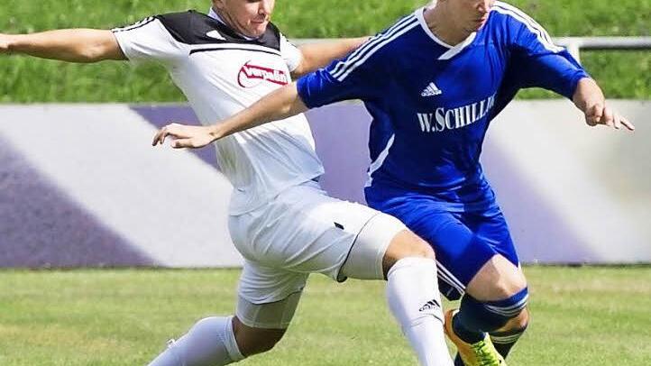 In der Vorwärtsbewegung grätscht der Redwitzer Patrick Schuberth (links) dem Frohnlacher Kevin Hartmann den Ball weg. Heute Abend müssen die Gastgeber gegen Stadeln eine ähnlich engagierte Leistung zeigen, um zu Hause ungeschlagen zu bleiben.  Foto: Heinrich Weiß