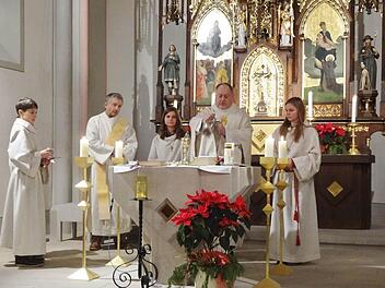 Diakon Uwe Holschuh (Zweiter von links) ist seit wenigen Tagen der neue Mann an der Seite von Pater Rudolf Theiler (Zweiter von rechts). Dass er möglichst bald die Beerdigungen und Taufen übernimmt, wünscht sich der Pfarrer von seinem neuen Mitarbeiter. Fotos: Johanna Eckert