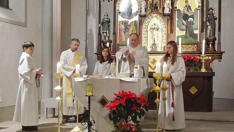 Diakon Uwe Holschuh (Zweiter von links) ist seit wenigen Tagen der neue Mann an der Seite von Pater Rudolf Theiler (Zweiter von rechts). Dass er möglichst bald die Beerdigungen und Taufen übernimmt, wünscht sich der Pfarrer von seinem neuen Mitarbeiter. Fotos: Johanna Eckert