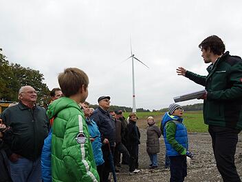 Christian Gruhlich (rechts) erklärt die Konstruktion der Türme.Foto: Arkadius Guzy