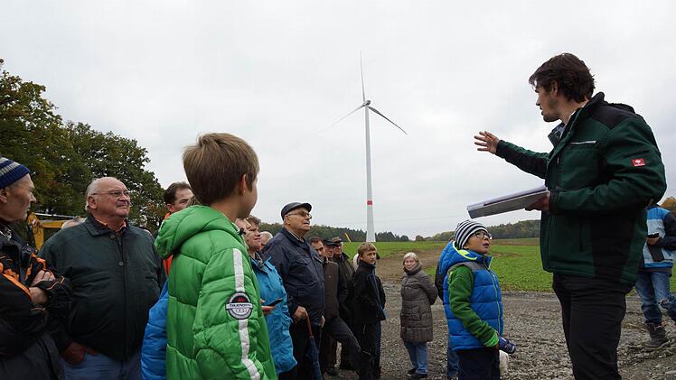 Christian Gruhlich (rechts) erklärt die Konstruktion der Türme.Foto: Arkadius Guzy